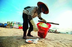 'Biệt đội' gom rác trên biển Hạ Long