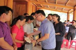 Bộ trưởng Lê Thành Long, thăm và tặng quà cho người dân vùng lũ Thanh Hóa