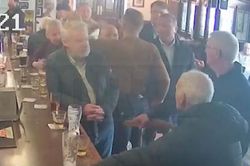 Chủ tịch UFC nói gì vụ võ sĩ McGregor đấm người già trong quán rượu?