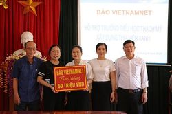 VietNamNet trao 50 triệu hỗ trợ trường học Hà Tĩnh xây dựng thư viện xanh