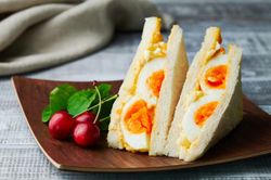 Cuối tuần tự tay làm sandwich trứng ngon lạ miệng