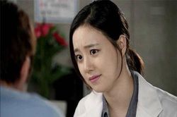 Khi lau khô vết máu trên khuôn mặt nữ bệnh nhân rồi đẩy vội vào phòng cấp cứu, tôi lặng người khi nhận ra khuôn mặt từng ám ảnh mình nhiều đêm