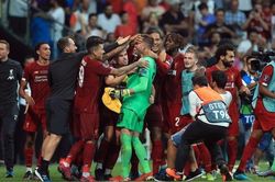 Bị CĐV 'ám hại', Liverpool méo mặt vì mất thêm thủ môn Adrian