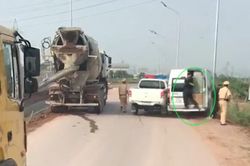 Cảnh sát nổ súng truy đuổi xe khách 16 chỗ vi phạm liều lĩnh bỏ chạy trên cao tốc Bắc Giang - Hà Nội