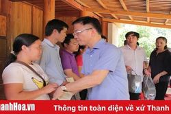 Bộ trưởng Bộ Tư pháp thăm, tặng quà đồng bào vùng lũ huyện Quan Sơn