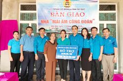 Liên đoàn lao động 6 tỉnh Tây Bắc trao nhà 'Mái ấm công đoàn' cho đoàn viên nghèo