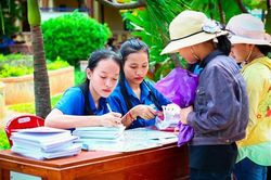 Tổ chức bao sách, vở bằng giấy miễn phí cho học sinh