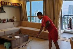 Đi diễn về giữa đêm vẫn luôn tay làm điều này cho vợ con, Tuấn Hưng được khen là 'ông chồng quốc dân'