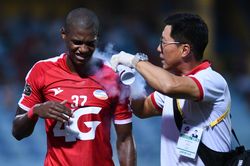 Ngoại binh của CLB Viettel chơi gần hết trận dù liên tục nằm sân