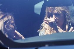 Miley Cyrus đưa bạn gái tin đồn đi chơi