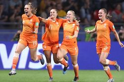 Frank de Boer có quá lời về bình đẳng bóng đá?