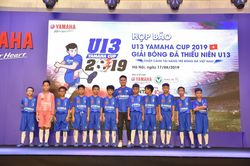 Quang Hải tươi cười truyền cảm hứng cho các em nhỏ ở buổi họp báo U13 Yamaha Cup