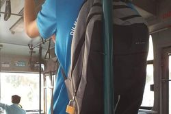 Nam sinh dùng hẳn ổ khóa 'siêu to' để khóa balo khi lên xe buýt