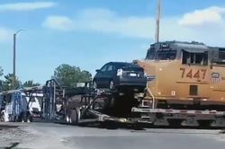 Mắc kẹt giữa đường ray, xe vận chuyển bị húc gãy đôi