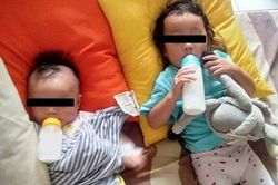 Lay con trai mãi không dậy, người mẹ phát hiện ra tội ác của cô trông trẻ nhờ mùi lạ trong bình sữa