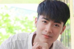 Về thăm trường cũ chụp sương sương bức ảnh, nam sinh ĐH Mở Hà Nội khiến dân tình chao đảo vì đẹp như soái ca sơ mi trắng trong truyền thuyết