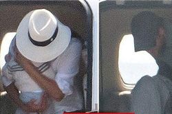 Lộ ảnh Meghan Markle ôm chặt con không rời trong chuyến nghỉ dưỡng bí mật xa hoa ở Pháp, nhìn bé Archie ai cũng giật mình lo lắng