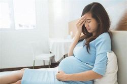 Ôm con chạy khỏi nhà chồng khi trời mưa tầm tã, tôi đang chới với không biết đi đâu thì ở bên kia đường có người gọi 'Về nhà đi con'