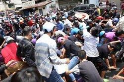 Khoảnh khắc đám đông chen lấn giật 'cô hồn' Rằm tháng 7 ở Sài Gòn khiến nhiều người lắc đầu ngao ngán
