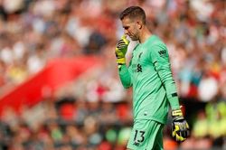 Mắc sai lầm chết cười, Adrian vẫn được HLV Klopp ví như Alisson