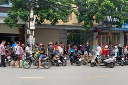 Bán hàng tự phát lấn chiếm vỉa hè