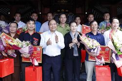 Thủ tướng và Chủ tịch Quốc hội dâng hương tưởng niệm Chủ tịch Hồ Chí Minh