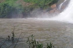 3 thanh niên bị nước cuốn mất tích khi tắm thác
