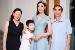 Hoa hậu Lương Thùy Linh rạng rỡ bên bố mẹ và em trai tại quê nhà