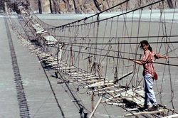 Thử thách đi qua cầu treo nguy hiểm nhất thế giới