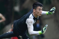 Bùi Tiến Dũng bắt thay Văn Công ở trận đá tập của CLB Hà Nội