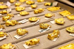 Giá vàng thế giới về sát mức 1.500 USD/oz, vàng SJC tuột mốc 42 triệu đồng/lượng