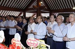 Thủ tướng Nguyễn Xuân Phúc, Chủ tịch Quốc hội Nguyễn Thị Kim Ngân dâng hương tưởng niệm Chủ tịch Hồ Chí Minh