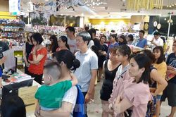 'Rồng rắn' xếp hàng mua sách cho con trước ngày tựu trường
