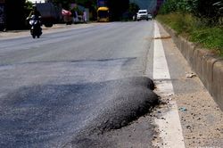 Quốc lộ 1A đoạn qua Nghệ An 'ùn' lên những ụ nhựa nguy hiểm