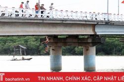 'Dựng tóc gáy' cảnh trẻ em Hà Tĩnh vô tư nhảy cầu tắm sông từ độ cao 20m