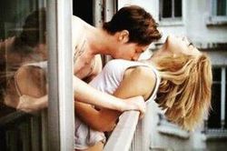 Nguy kịch vì ngã khỏi ban công khi đang 'mây mưa' cùng bạn gái