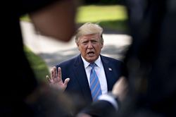 Tỷ lệ ủng hộ ông Trump xuống mức thấp nhất hơn 1 năm