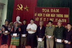 Công ty Ðiện lực Ðiện Biên giúp xã nghèo vượt khó