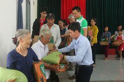 Hỗ trợ 2 tấn gạo cho bà con huyện Đạ Tẻh