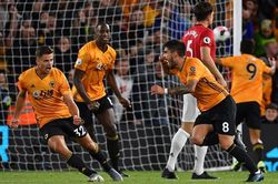 Wolverhampton làm điều chưa từng có trước Man Utd