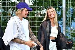 Justin Bieber xuống phố trông như ông chú dù vợ ăn diện xinh đẹp