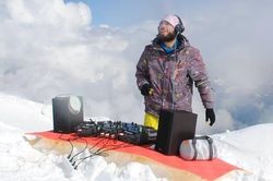 DJ chơi nhạc trên đỉnh núi cao hàng đầu châu Âu