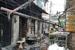 Ngã xe chở ga, lửa thiêu rụi 6 ki-ốt, hơn 10 người thoát chết
