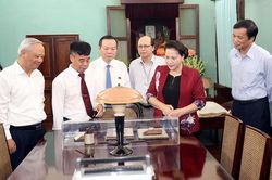Thủ tướng Nguyễn Xuân Phúc; Chủ tịch QH Nguyễn Thị Kim Ngân dâng hương tưởng niệm Bác Hồ tại Nhà 67