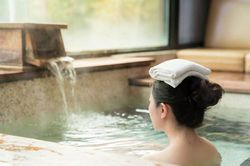 Bất ngờ lý giải chuyện người Nhật luôn đặt khăn trên đầu khi tắm