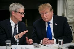 Tổng thống Trump: CEO Apple có lý khi quan ngại về Samsung
