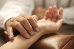 Vị danh y chỉ nhìn bằng mắt chẩn bệnh cho vua