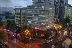 Hà Nội sáng đèn đường, đèn xe giữa ban ngày