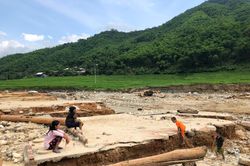 Mẹ già thắp hương, gọi tên các con mất tích bên suối