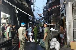 Rơi hàng trăm bình gas mini gần bếp lửa, 6 kiôt bị thiêu rụi
